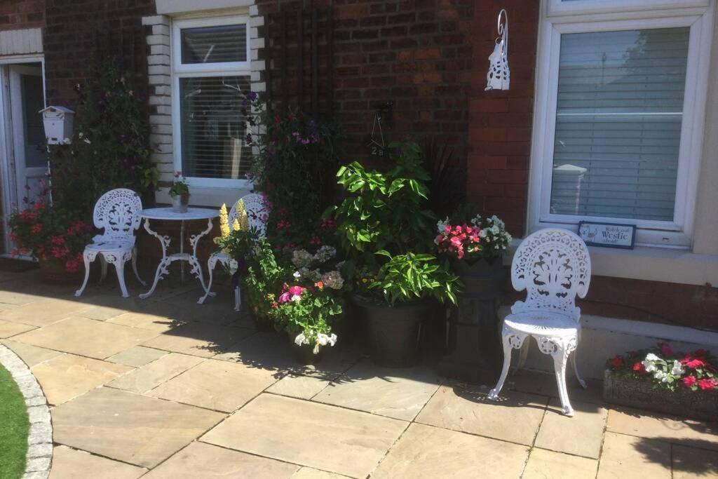 Leafy Lytham Central Lovely Ground Floor 1 Bedroom Apartment With Private Garden In Lytham Dog Friendly Літам-Сент-Еннс Екстер'єр фото